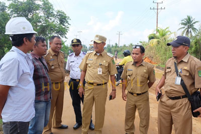 Wabup Inhil Tinjau Kondisi Jalan Sungai Beringin Yang Dikeluhkan Masyarakat